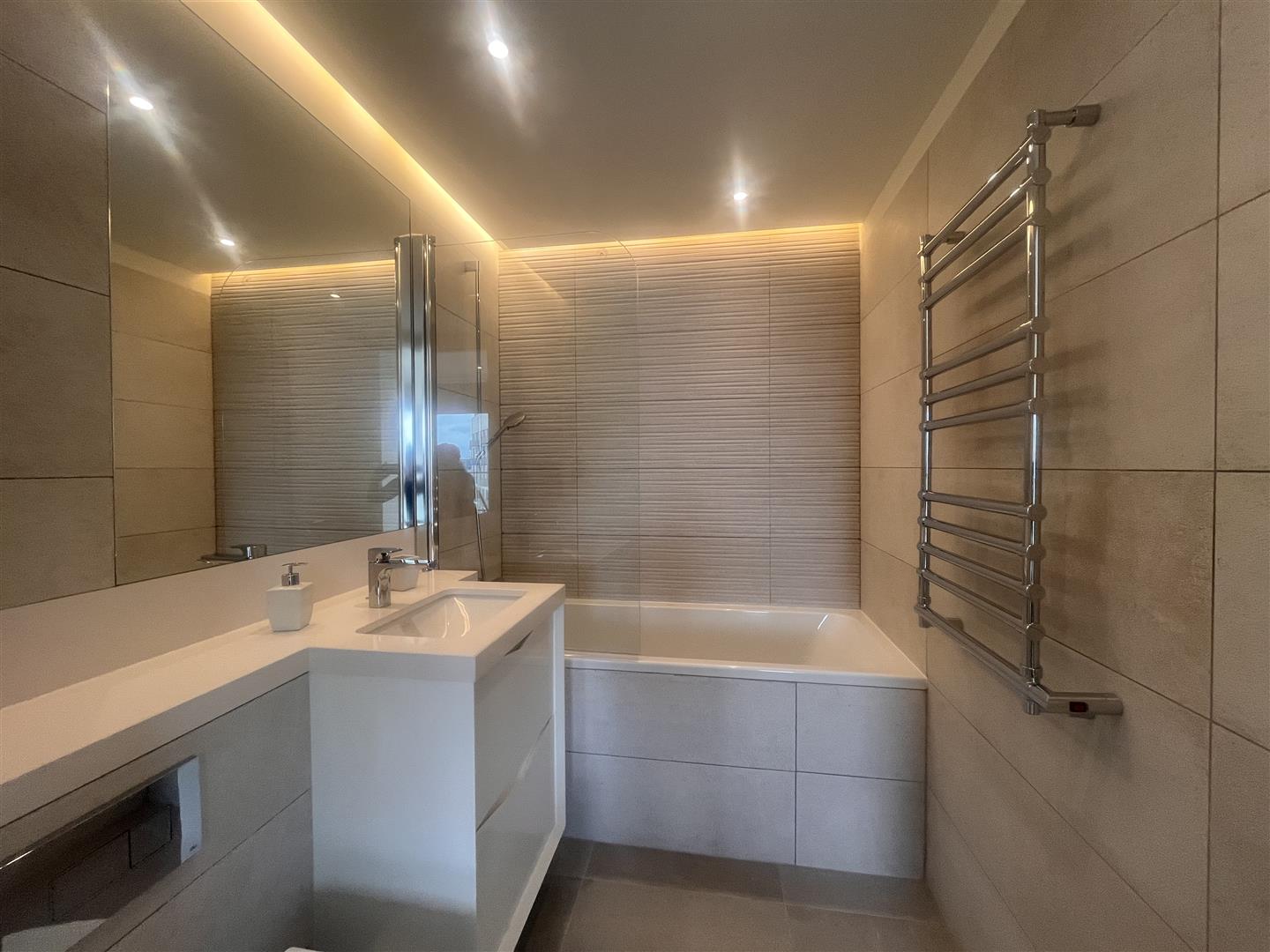  Image of Apartment - 1 Bathrooms for Rental in EuroCity-Gibraltar, Image 9